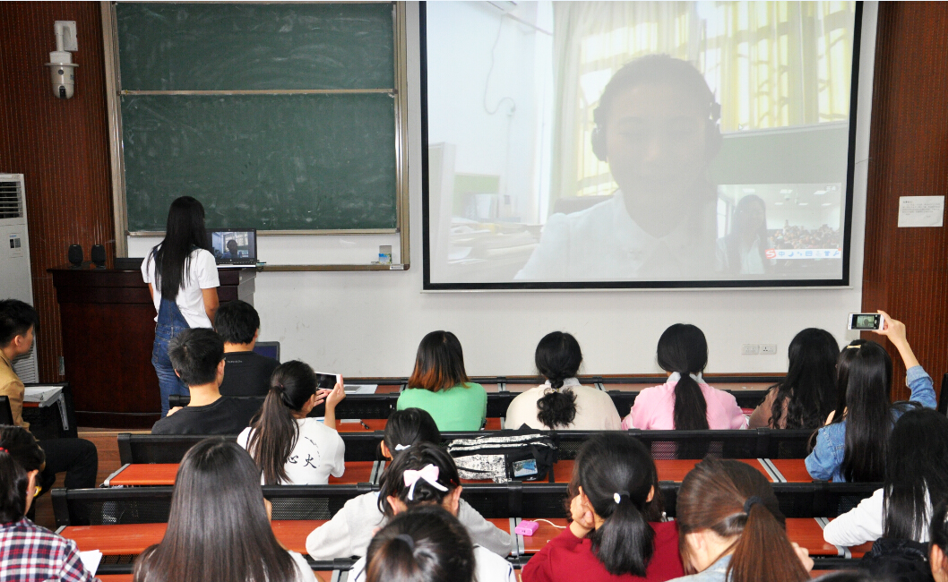 学弟学妹与闫瑞亲切互动.jpg